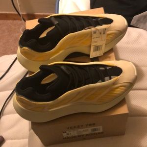 Yeezy 700 v3 mono Saflaware